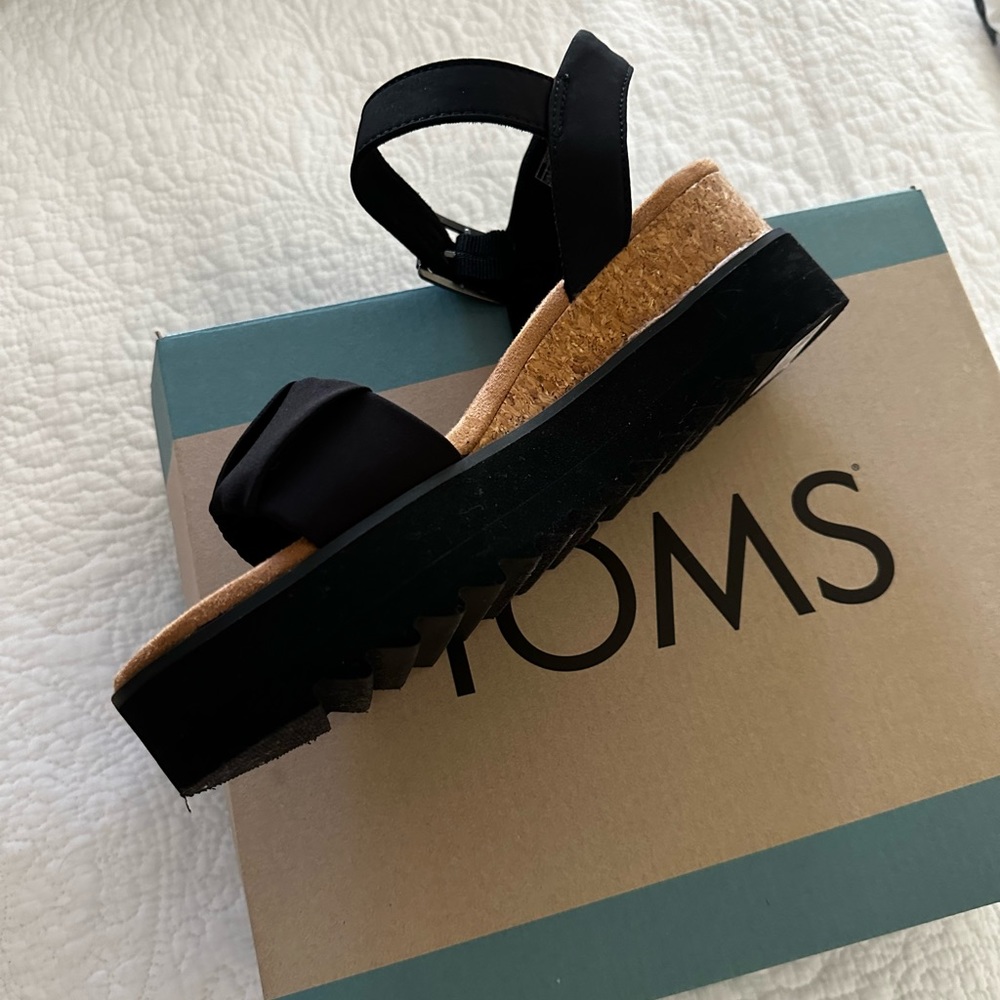 NWT Tom’s Diana Black wedge Size 8 sandal